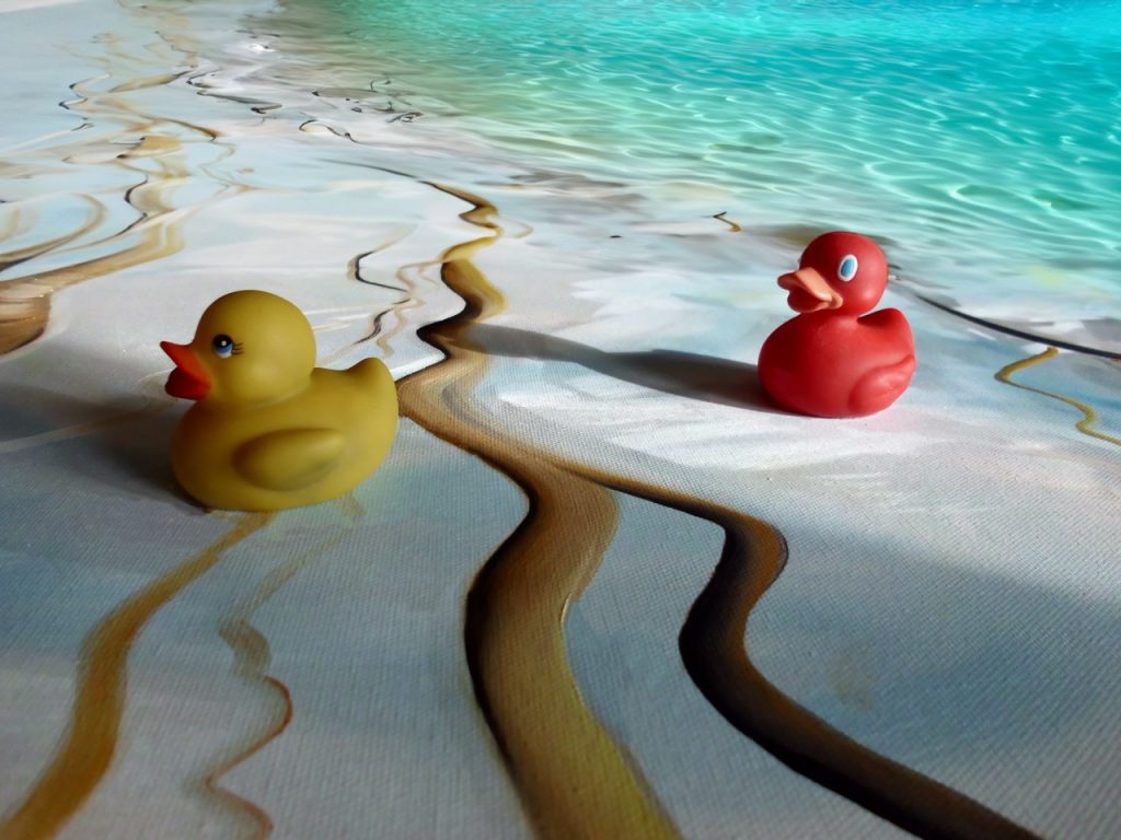 zwei Quietscheentchen im Wasser